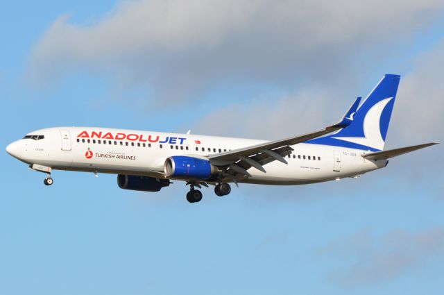 Boeing 737-800 (TC-JGV) - Landing on RWY22L