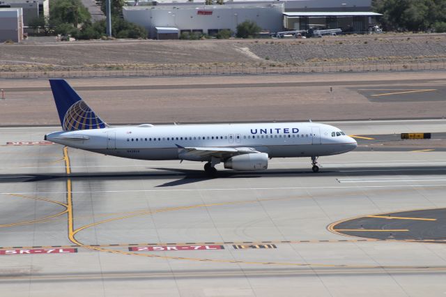 Airbus A320 (N438UA)