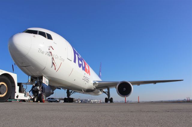 BOEING 767-300 (N101FE) - At the time this was taken, this aircraft was only a few weeks old. Cleanest aircraft Ive ever seen. 