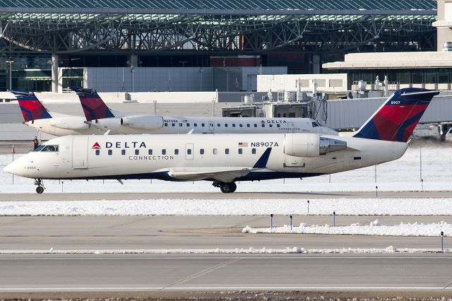 Canadair Regional Jet CRJ-200 (N8907A)