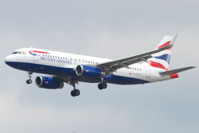 Airbus A320 (G-EUYO)