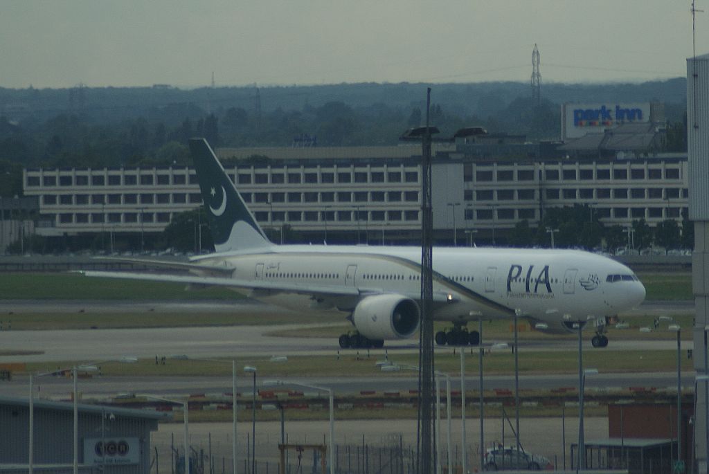 Boeing 777-200 (AP-BGK)