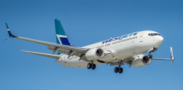 Boeing 737-800 (C-GKWA) - Sporting the new Split Scimitar winglets!