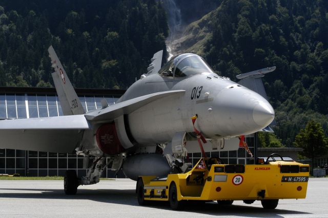 McDonnell Douglas FA-18 Hornet (J5013)