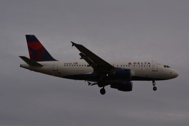Airbus A319 (N327NB)