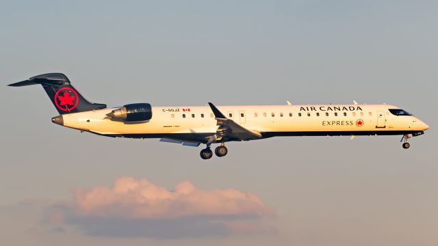 Canadair Regional Jet CRJ-700 (C-GOJZ)