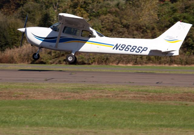 Cessna Skyhawk (N968SP) - Landing RW26.