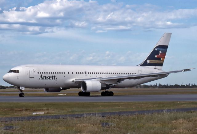BOEING 767-200 (VH-RMG) - ANSETT AUSTRALIA AIRLINES - BOEING 767-277 - REG : VH-RMG (CN 22695/35) - ADELAIDE INTERNATIONAL AIRPORT SA. AUSTRALIA - YPAD 2/11/1990