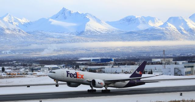 BOEING 777-200LR (N863FD)