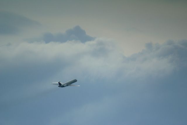 McDonnell Douglas MD-88 (N951DL) - DL2413 departs west from 29 into darkening skies on her trip to MSP.