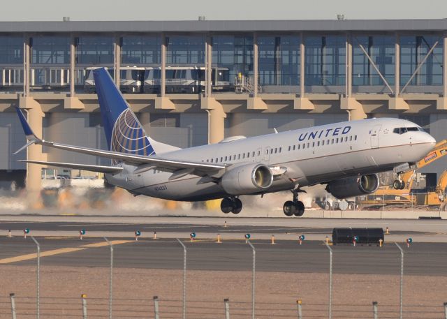 Boeing 737-800 (N14235)