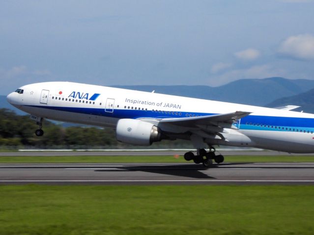 Boeing 777-200 (JA704A)