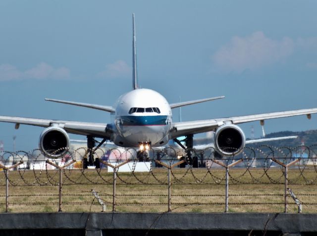 Boeing 777-200 (B-HNA)