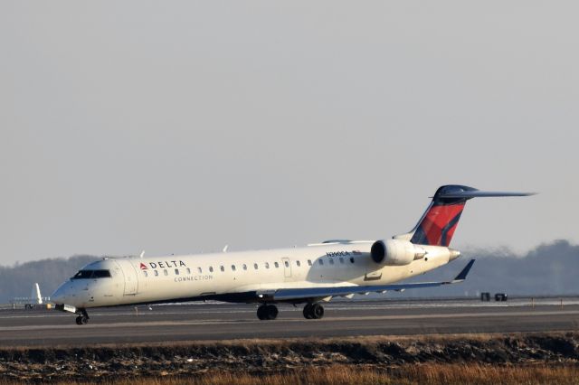 Canadair Regional Jet CRJ-700 (N390CA)