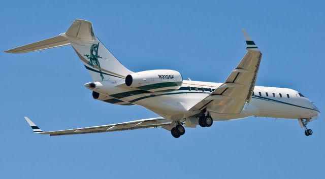 Bombardier Global Express (N313RF) - The Raptor -Romeo Foxtrot climbing off RWY9 @ KBOS Logan Airport on FlightAware.Com !