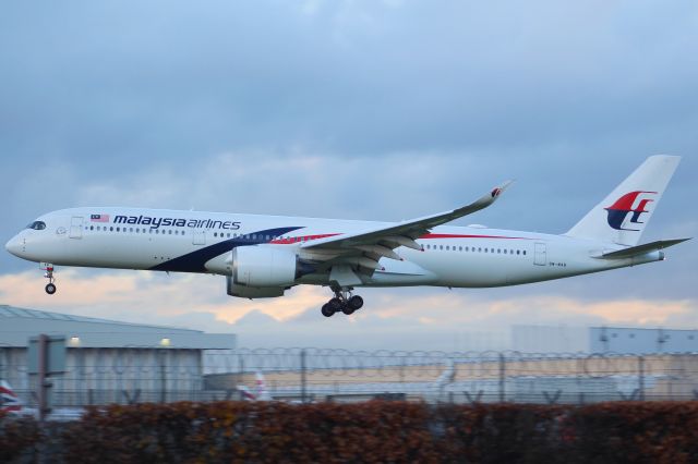 Airbus A350-900 (9M-MAB) - A Malaysian Airlines A350-900 on final approach into LHR, landing on runway 27L.br /br /Location: Myrtle Ave.br /Date: 21.12.22 (dd/mm/yy).