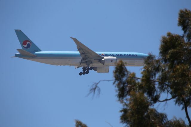 Boeing 777-200 (HL8077)