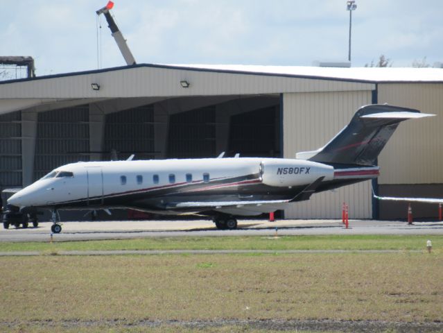 Bombardier Challenger 300 (N580FX)