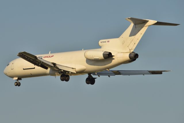 BOEING 727-200 (N216WE) - Short final for 23-R on 08-24-22. 2nd youngest 727 built, line # 1831. IFL does a great job keeping their aircraft in great condition.