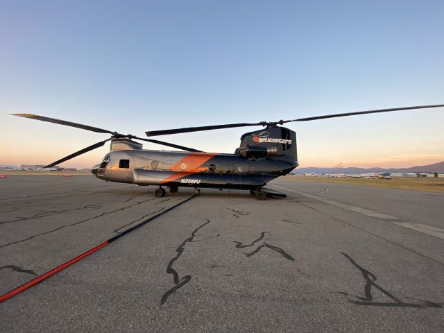 Boeing CH-47 Chinook (N258PJ)