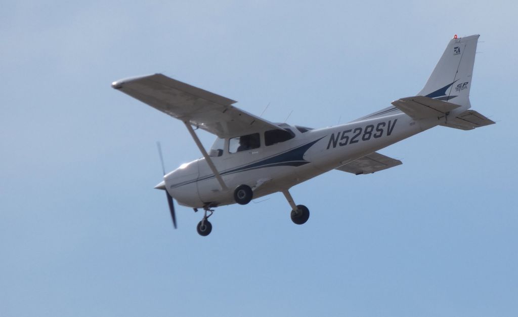 Cessna Skyhawk (N528SV) - On final is this 2004 Cessna Skyhawk 172S in the Winter of 2019.
