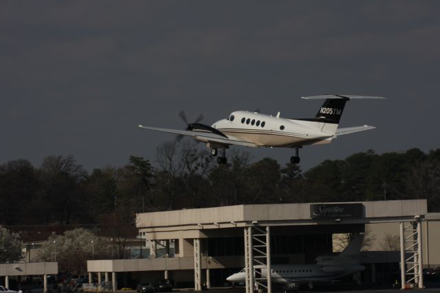 Beechcraft Super King Air 200 (N205TM) - Leaving to the North on a windy day