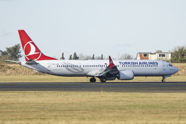 Boeing 737-700 (TC-LYB) - East of Runway R04