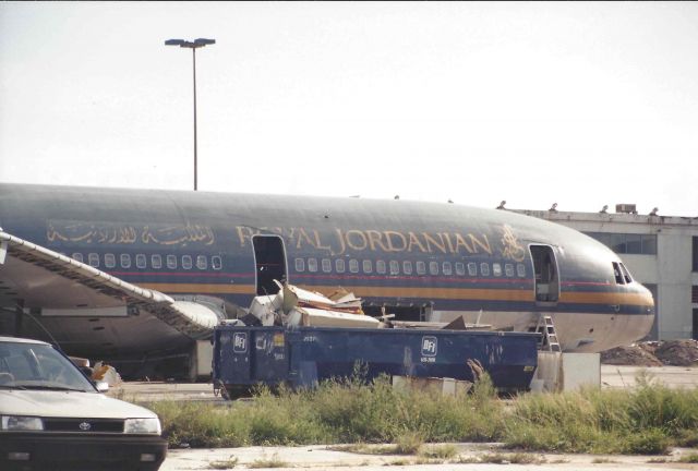 Lockheed L-1011 TriStar (N596AH) - Aircraft was on it's belly, getting scrapped.