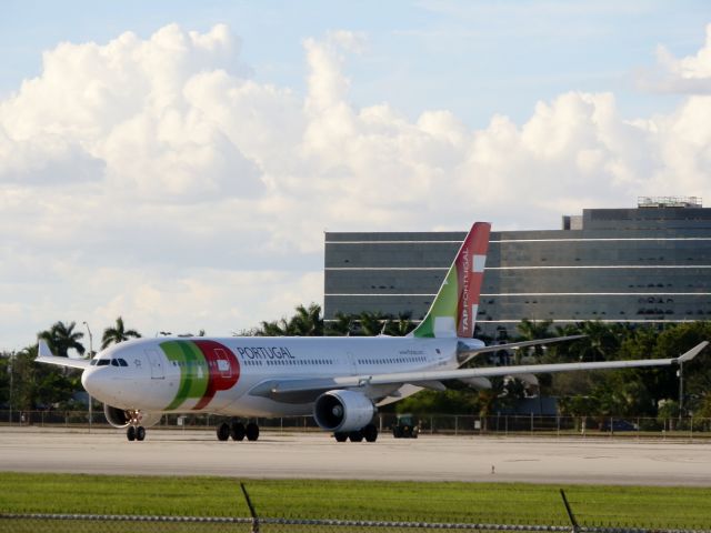 Airbus A330-200 (CS-TOJ)