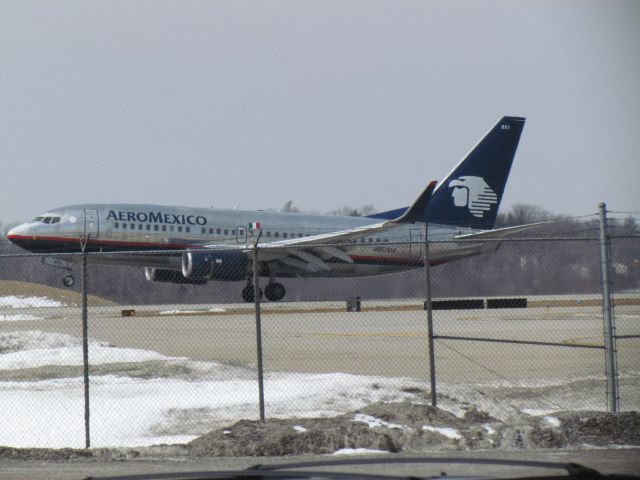 Boeing 737-700 (N851AM)