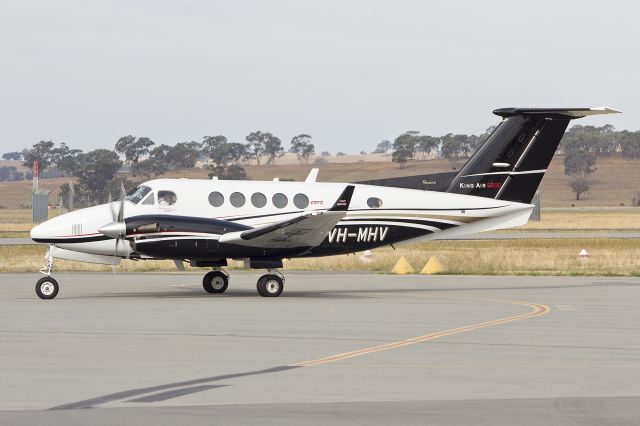 Beechcraft Super King Air 200 (VH-MHV) - Pays Helicopters (VH-MHV) Beechcraft Super King Air B200 at Wagga Wagga Airport.