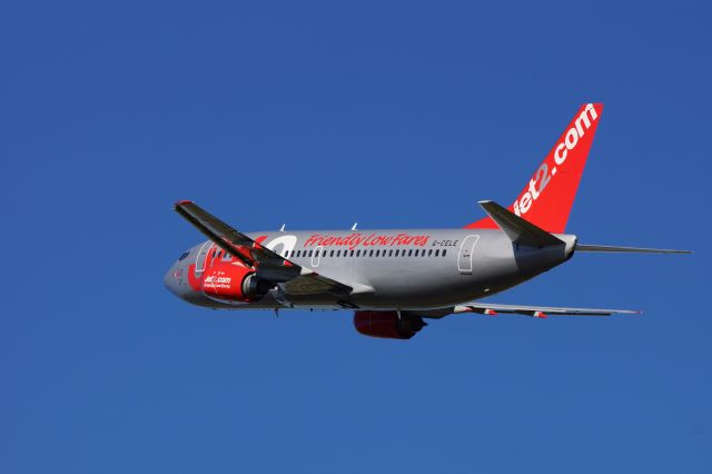 Boeing 737-700 (G-CELE)