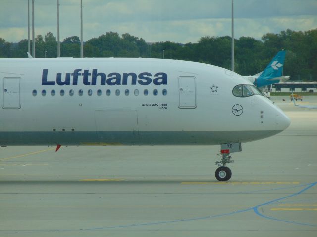 Airbus A350-900 (D-AIXD) - Lufthansa - Germanybr /Airbus A350-900br /D-AIXD  cn 127br /Aeroporto Internacional de Munich - Alemanha (EDDM / MUN)br /Date: September 18, 2017br /Photo: Marcos Pereirabr /Comments: Delivered Ago/2017 to Lufthansa (Farried TLS-MUC 15 Aug 2017)br /Aicraft Name: Bonnbr /Instagram: @map1982  @map_spotter  @aeroportodepousoalegre