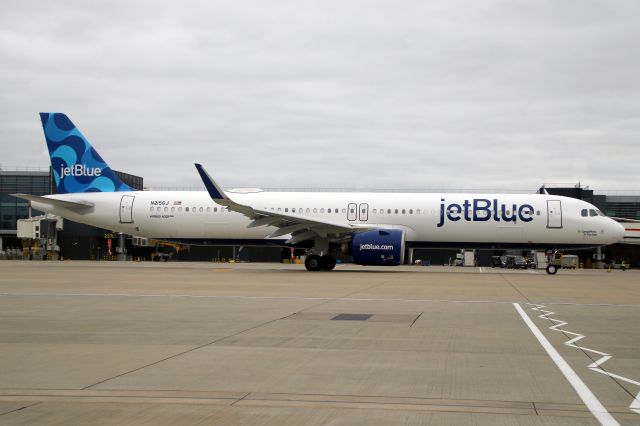 Airbus A321neo (N2156J) - Taxiing to depart rwy 27L on 1-Oct-23 operating flight JBU1621 to KBOS.