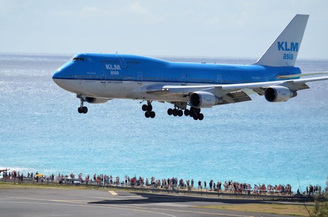 Boeing 747-200 (PH-BFY) - The Flying Dutchman (KLM) landing. Plane spotters, Beach goers, Vacationers, one day tourist all here.