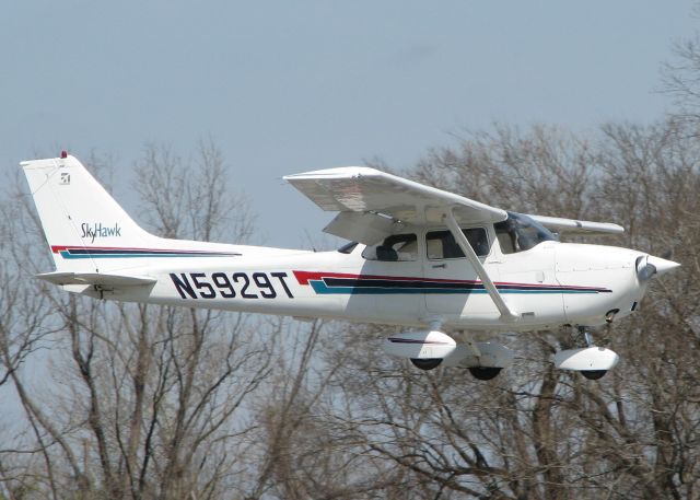 Cessna Skyhawk (N5929T) - Landing on runway 14 at the Shreveport Downtown airport.