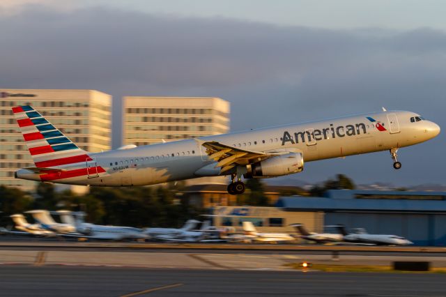 Airbus A321 (N540UW)