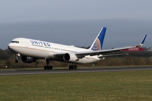 BOEING 767-300 (N641UA) - UA80 rotates on the return to EWR