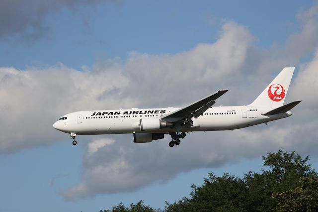 BOEING 767-300 (JA612J) - September 28, 204:HND-HKD.