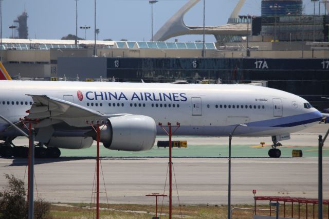 BOEING 777-300ER (B-18052)