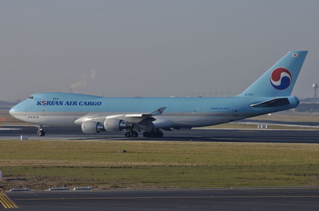 Boeing 747-400 (HL7600) - Korean Air Cargo - Boeing 747-4B5F/SCD C/N 33945/1347 - HL7600 - Take-off roll on runway 20 at Brussels - 2005-Jan-16.