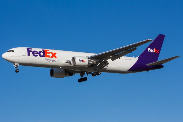 BOEING 767-300 (N147FE)