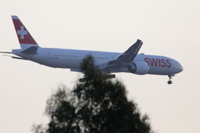 BOEING 777-300ER (HB-JNB)