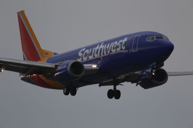BOEING 737-300 (N640SW)