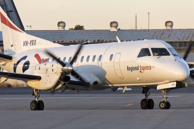 Saab 340 (VH-YRX) - Regional Express Airlines (VH-YRX) Saab 340B taxiing at Wagga Wagga Airport.