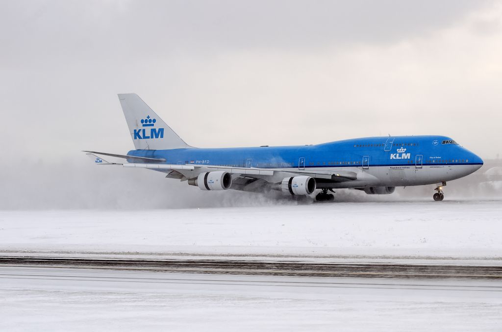 Boeing 747-400 (PH-BFD) - Landing in heavy snow in a short runway and thrust reverser deploys.