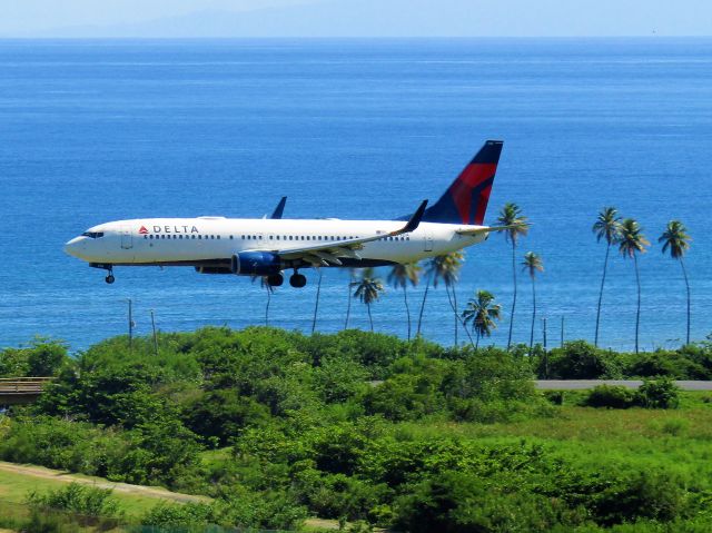 Boeing 737-800 (N379DA)