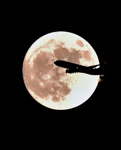 Boeing 737-700 — - Super moon rising as a Southwest Airlines passes in front on it way to McCarran