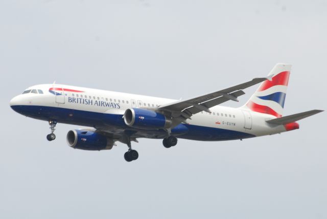 Airbus A320 (G-EUYN)