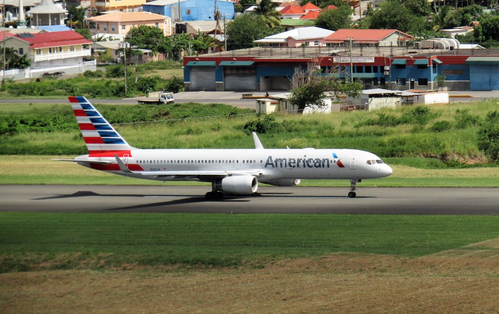 Boeing 757-200 (N185AN)